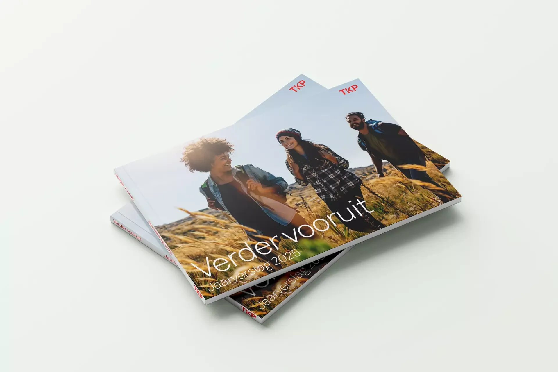 Twee brochures met een afbeelding van drie personen die buiten wandelen, met de tekst "Verder vooruit" op de voorkant.
